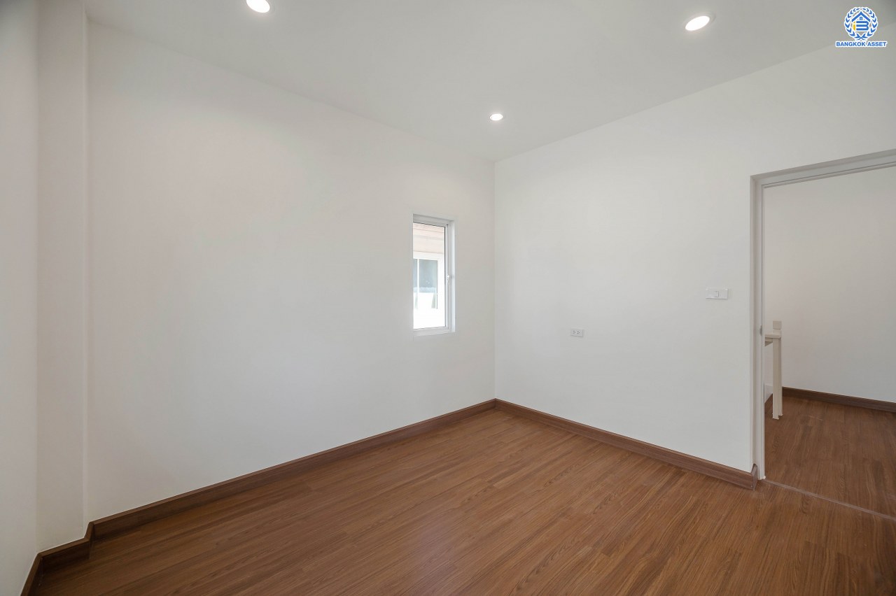 บ้านมือสองตกแต่งใหม่ โครงการ ปริญญดา เกษตร-นวมินทร์ หลังมุม เนื้อที่ 40.5 ตร.ว. ฟังก์ชัน 3 ห้องนอน 3 ห้องน้ำ 2 ที่จอดรถ บ้านทำเลเมือง การเดินทางสะดวกเชื่อมต่อถนนประเสริฐมนูกิจ ถนนรามอินทรา ถนนพหลโยธิน ใกล้เซ็นทรัล อีสต์วิลล์ โรงเรียนเลิศหล้า และใกล้จุดขึ้นทางด่วน "ฉลองรัช"